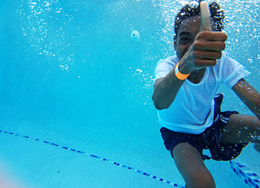 ¿Son las pulseras resistentes al agua?