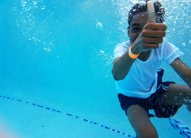 ¿Son las pulseras resistentes al agua?